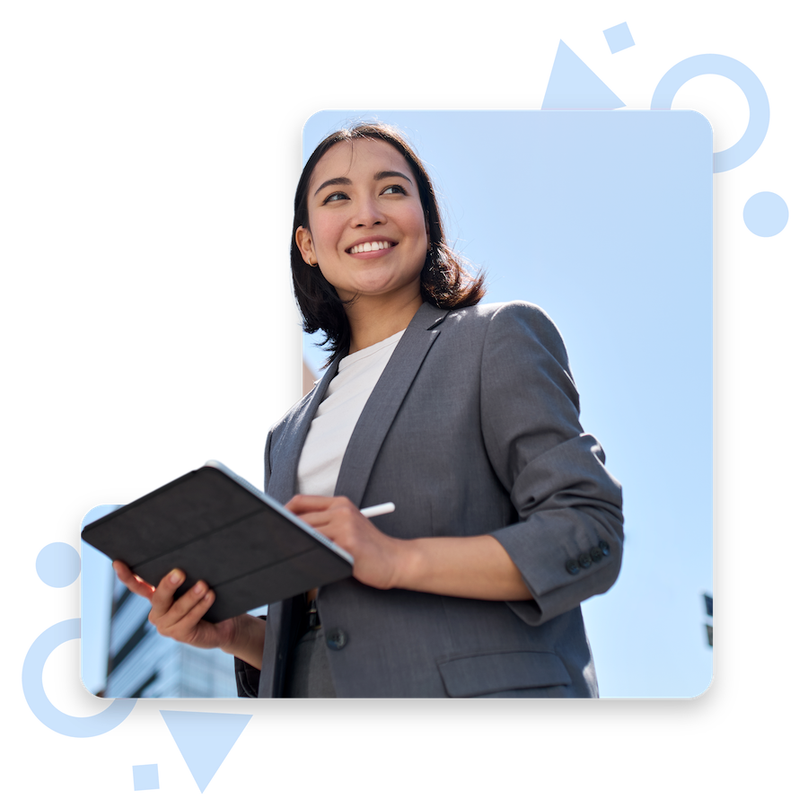 Ejecutiva corporativa usando tablet en entorno empresarial