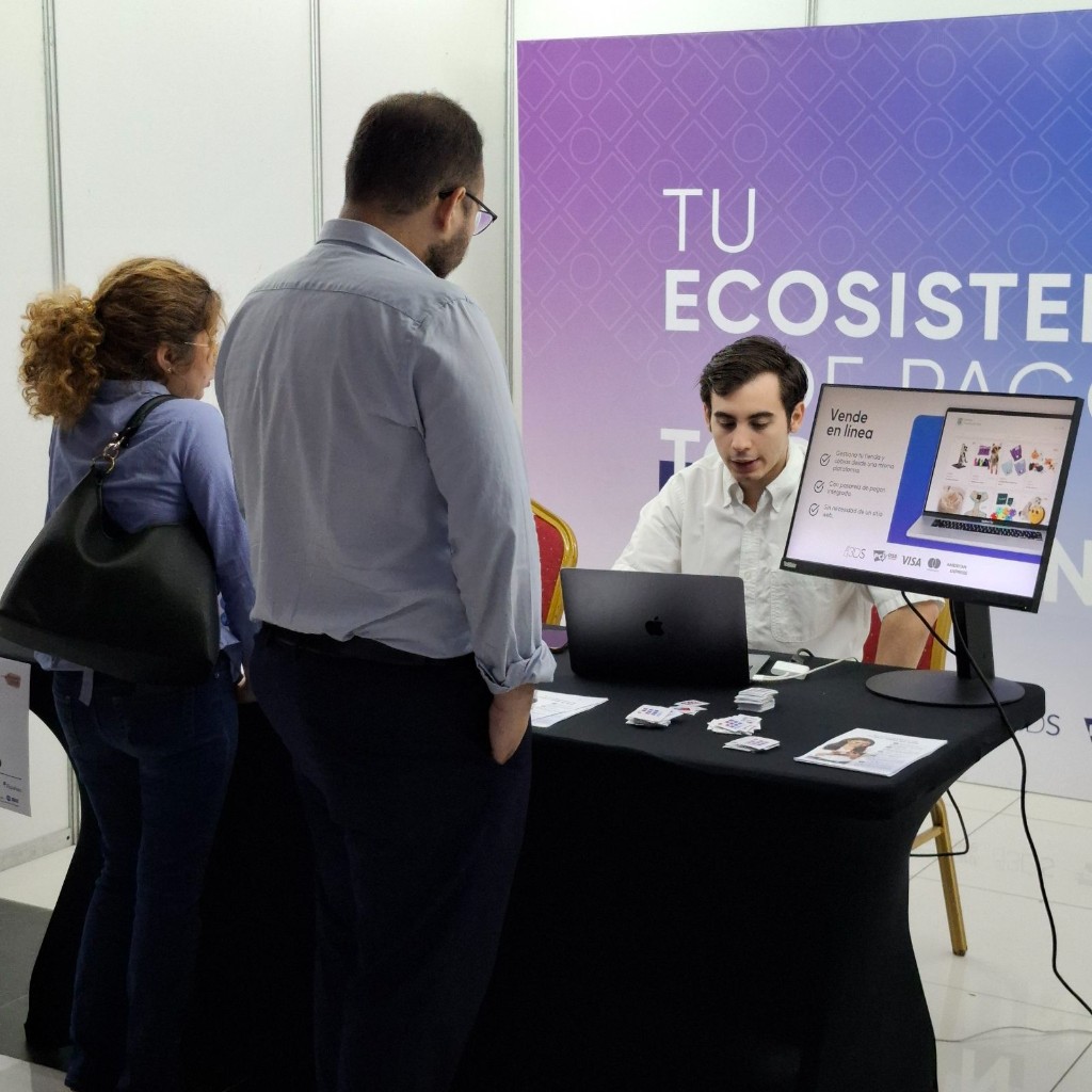 Equipo PixelPay en un evento, mostrando soluciones de pago a visitantes