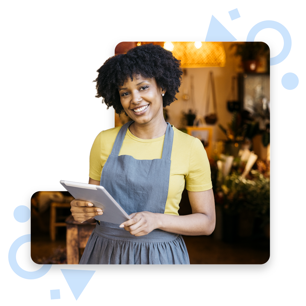Comerciante sonriente con tablet en su negocio